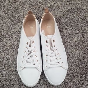 NWOT Gap White Sneaker